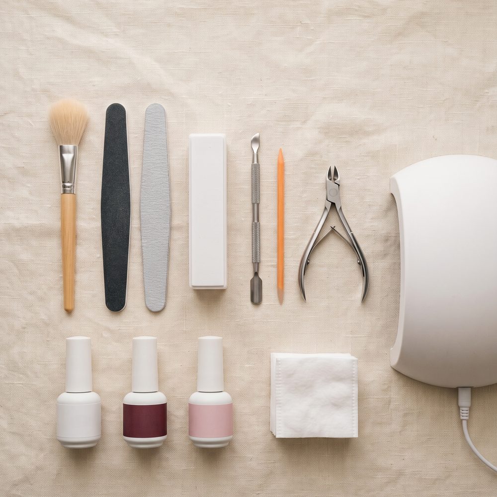 Mesa de trabajo de manicurista ordenada con sus materiales